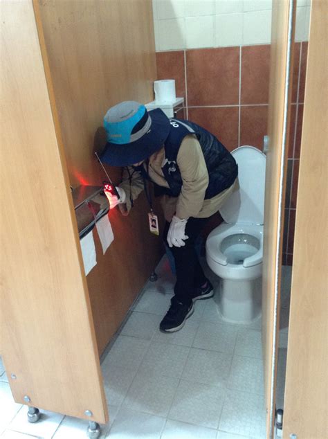 Spying On Women Peeing